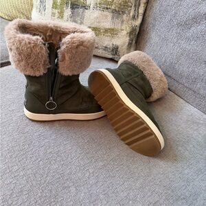 Koolaburra by UGG Green Boots with Cream Fur